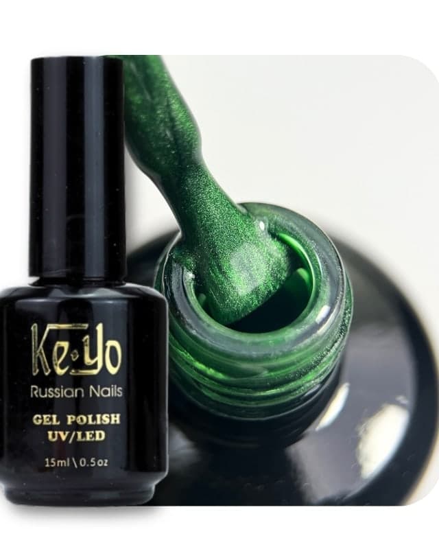Frasco de gel KeYo ojo de gato con una pincelada verde donde se ve la línea magnética del efecto cat eye